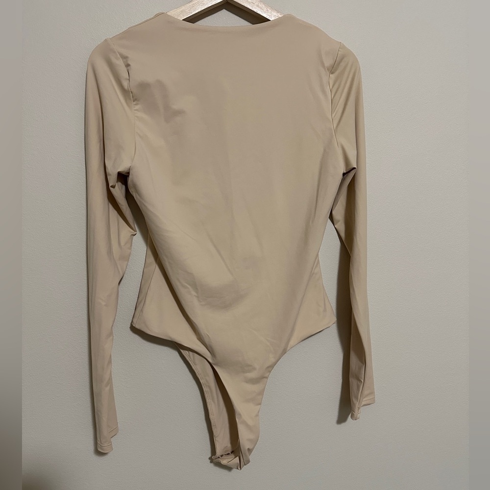 ♻️ NWT: Beige Long Sleeve Bodysuit - Picture 5 of 6